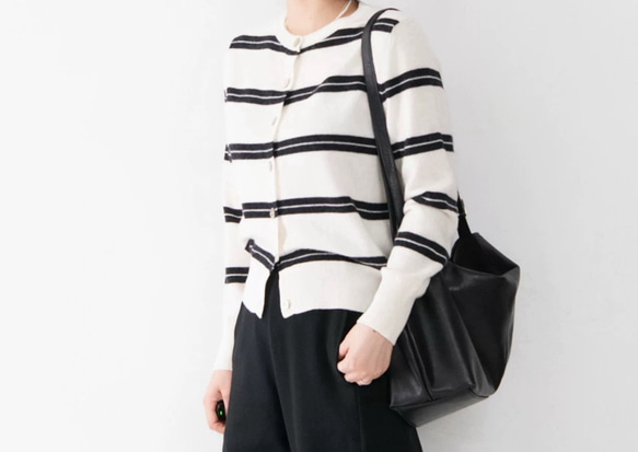 メリノウール99%、貝ボタンがきらめく軽量ストライプ ニットカーディガン〈4色展開〉 5枚目の画像