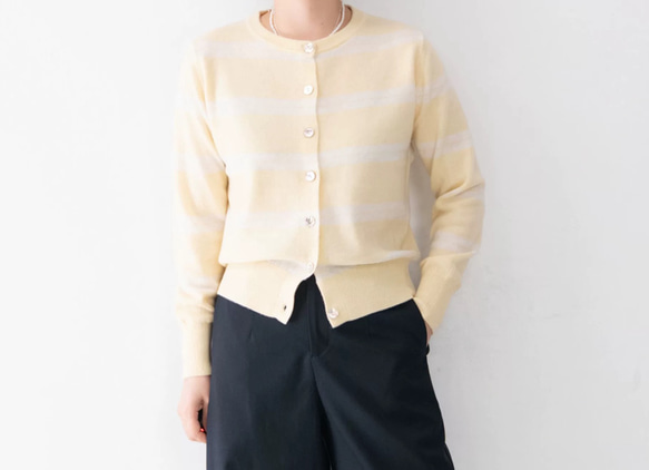 メリノウール99%、貝ボタンがきらめく軽量ストライプ ニットカーディガン〈4色展開〉 7枚目の画像