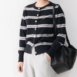 メリノウール99%、貝ボタンがきらめく軽量ストライプ ニットカーディガン〈4色展開〉 3枚目の画像