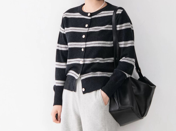 メリノウール99%、貝ボタンがきらめく軽量ストライプ ニットカーディガン〈4色展開〉 3枚目の画像