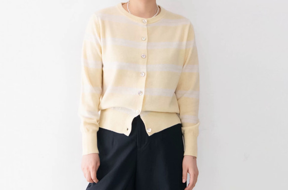 メリノウール99%、貝ボタンがきらめく軽量ストライプ ニットカーディガン〈4色展開〉 6枚目の画像