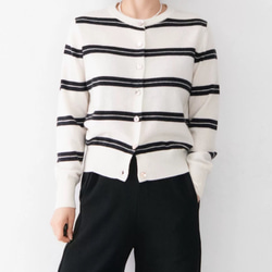 メリノウール99%、貝ボタンがきらめく軽量ストライプ ニットカーディガン〈4色展開〉 4枚目の画像