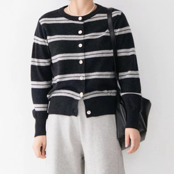メリノウール99%、貝ボタンがきらめく軽量ストライプ ニットカーディガン〈4色展開〉 2枚目の画像