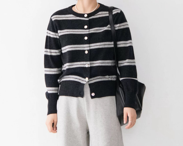 メリノウール99%、貝ボタンがきらめく軽量ストライプ ニットカーディガン〈4色展開〉 2枚目の画像