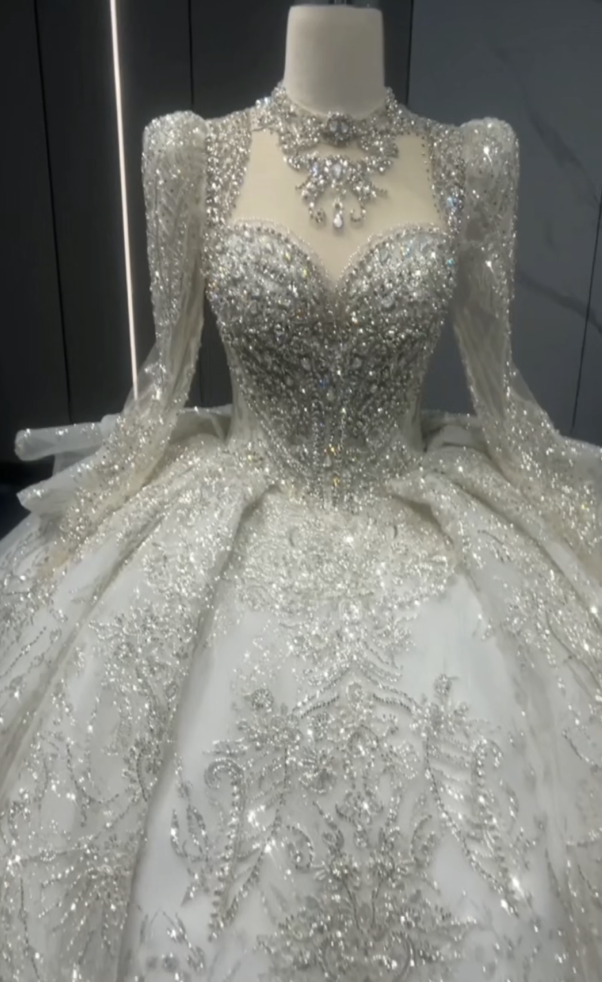 憧れのドレス　イリュージョンネック　長袖　ラッフルスカート　ロングトレーン　グッリタースカート花嫁ブライダル結婚式前撮り