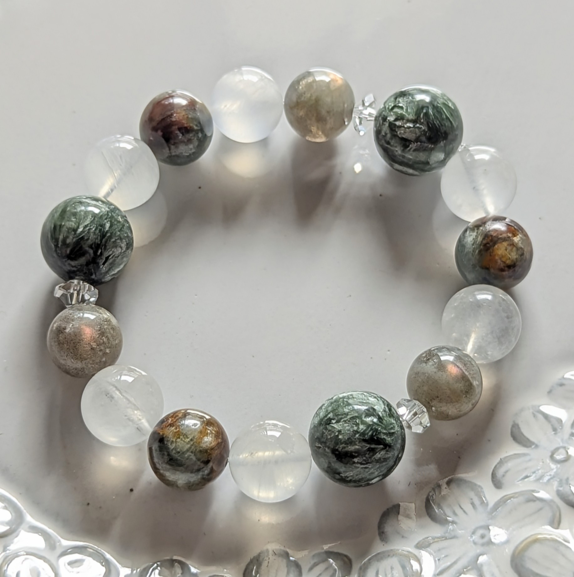 ✨セラフィナイト&ホワイトラブラドライト&ピンクラブラドライト&グリーンカイヤナイトのブレスレット✨