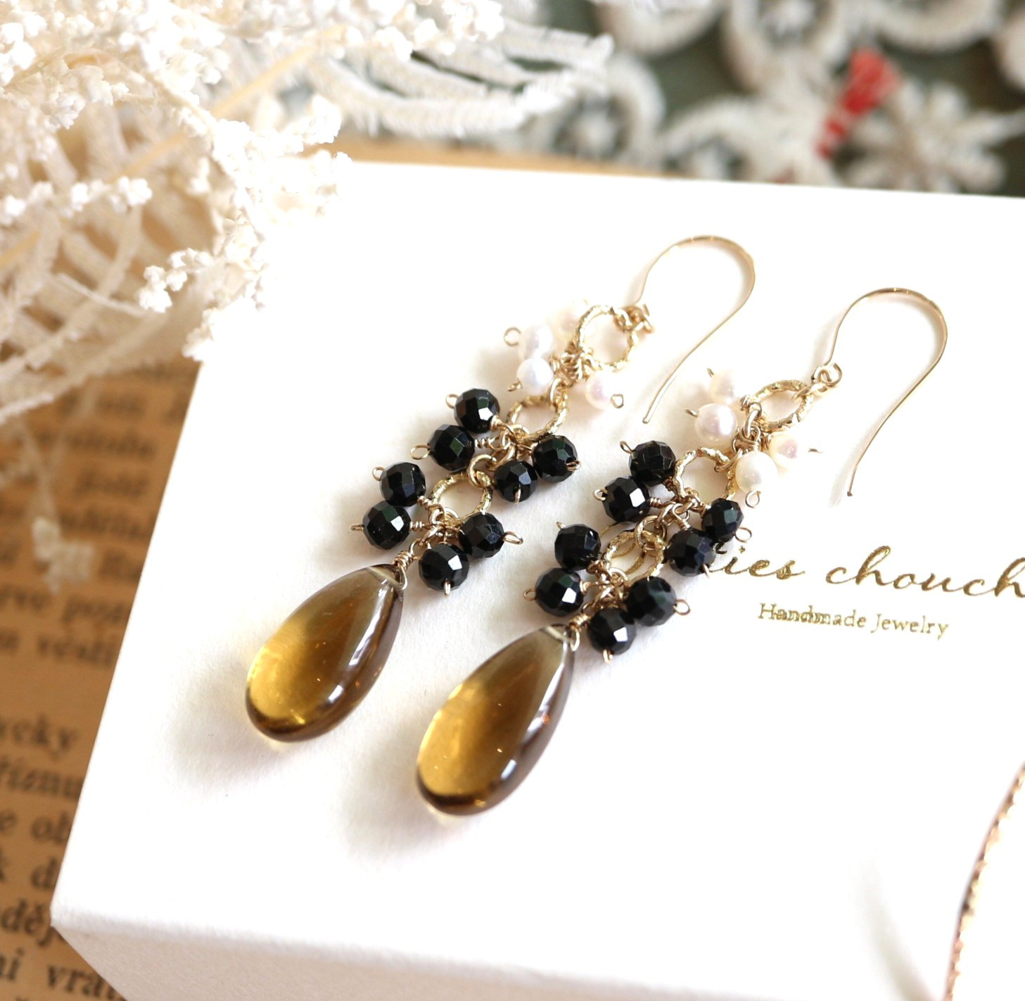 14kgf☆天然石ピアス　琥珀色のハニークォーツとブラックスピネル　秋冬の装いに(イヤリング可)