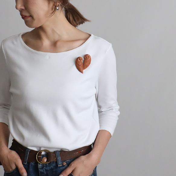 新作　２個セット　ブローチ　手彫り　ウッド　カービング　天然木　フクロウ　モチーフ　サウォウッド　ペア　ハート　Q15A 2枚目の画像