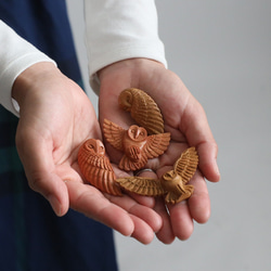 新作　２個セット　ブローチ　手彫り　ウッド　カービング　天然木　フクロウ　モチーフ　サウォウッド　ペア　ハート　Q15A 6枚目の画像