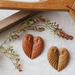 新作　２個セット　ブローチ　手彫り　ウッド　カービング　天然木　フクロウ　モチーフ　サウォウッド　ペア　ハート　Q15A 5枚目の画像