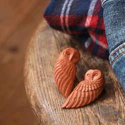 新作　２個セット　ブローチ　手彫り　ウッド　カービング　天然木　フクロウ　モチーフ　サウォウッド　ペア　ハート　Q15A 1枚目の画像