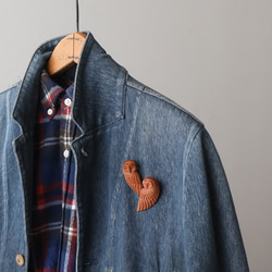 新作　２個セット　ブローチ　手彫り　ウッド　カービング　天然木　フクロウ　モチーフ　サウォウッド　ペア　ハート　Q15A 7枚目の画像