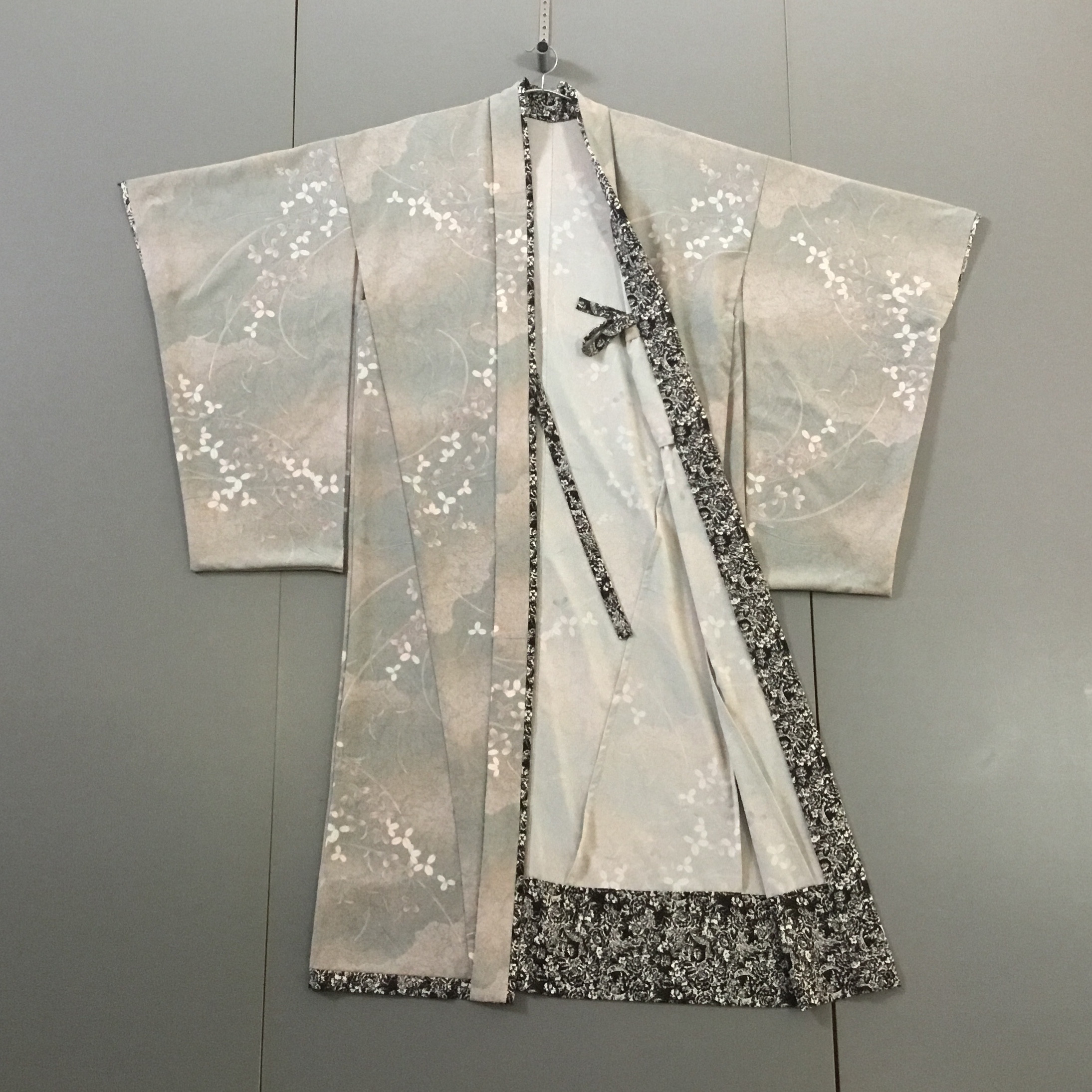 「コンセプトきもの　斜衣。」小振袖「青磁萩」花柄小紋　創作着物