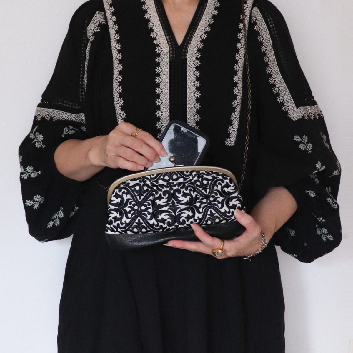 親子がま口のお財布・スマホショルダーバッグ　インド刺繍と牛革レザー　BLACK