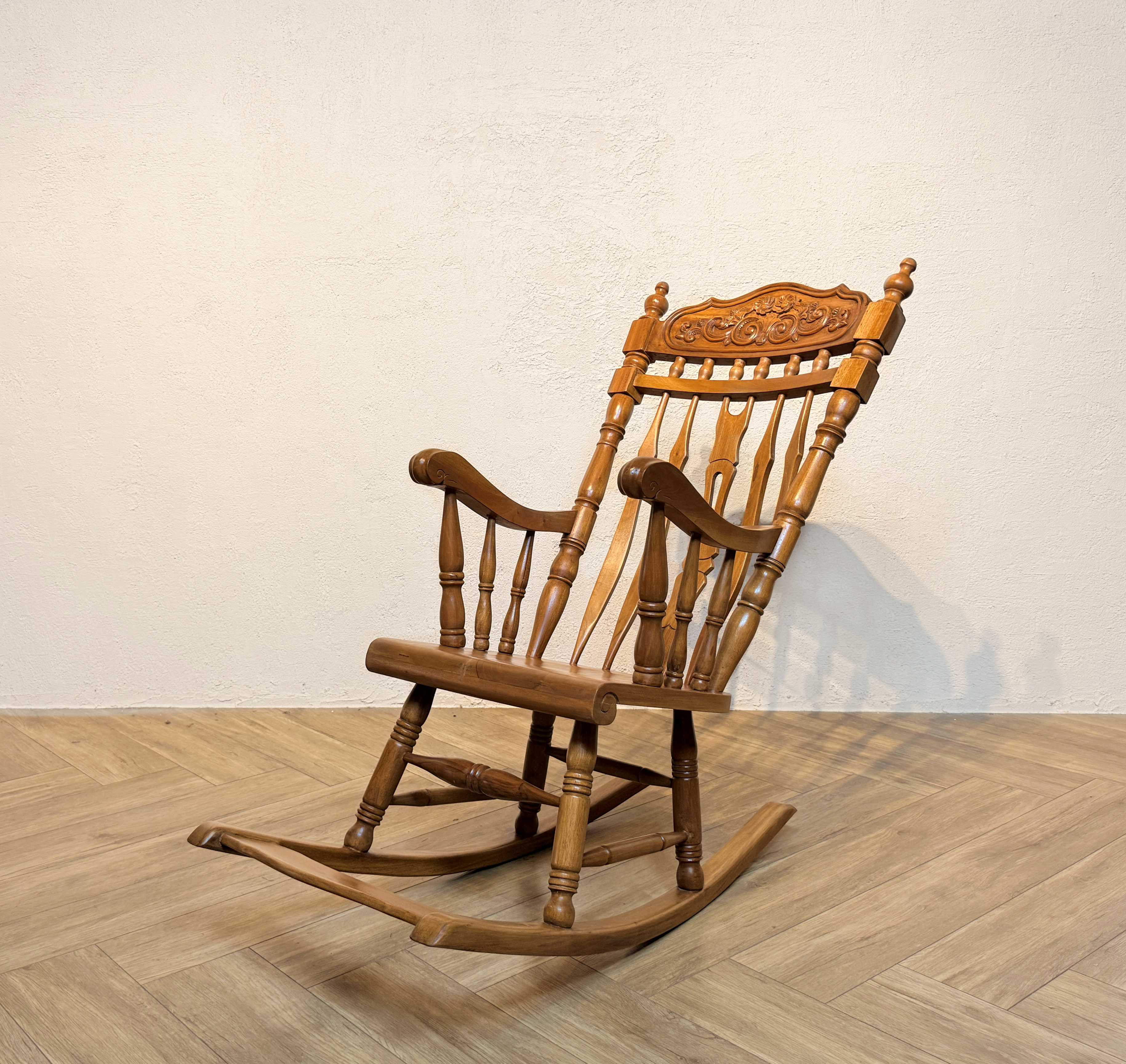 ゆったり座れる アンティーク調 ロッキングチェア 高級 マホガニー総無垢 手彫り 装飾彫刻 【ナチュラル】cha055