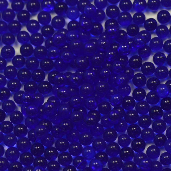 無穴ビーズ 約2mm コバルト ガラス製 大きさにはばらつきがあります 約1.8〜2mm程度 1枚目の画像