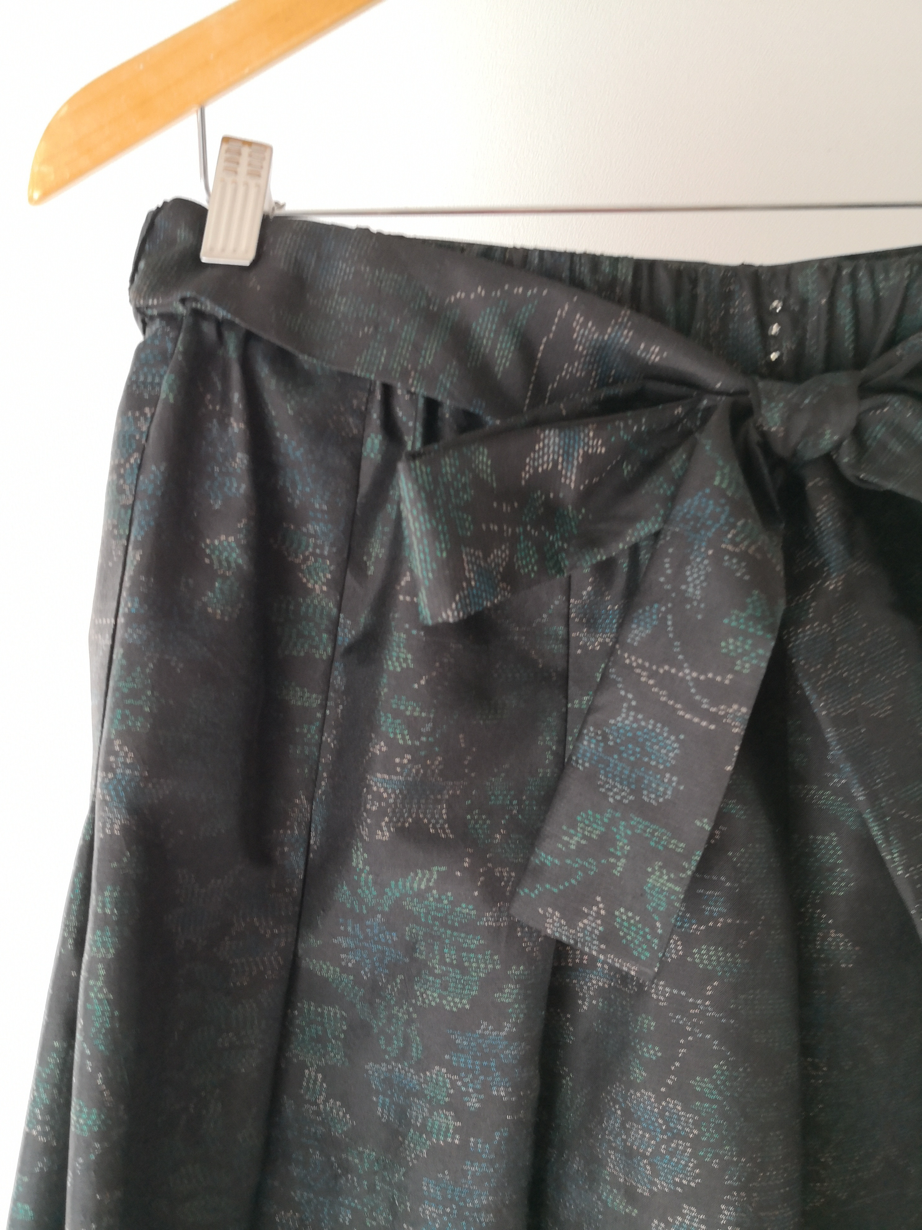 タックギャザー大島紬（黒緑草花文）