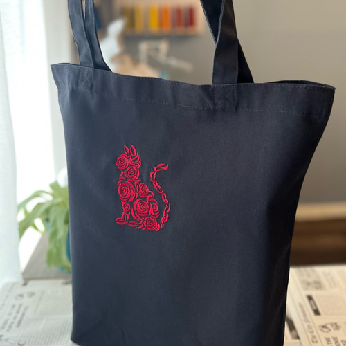 手刺繍入ちっちゃなぺたんこトートバック【グレイ猫と赤いバラ】 刺繍トート】ローズキャット／猫×バラの大人かわいいバッグ トート