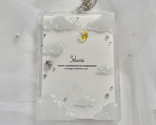 ハンドメイド　キーホルダー　トレカケース トレカケース トレカキーホルダー ハンドメイド レジン 月 雲 デコ