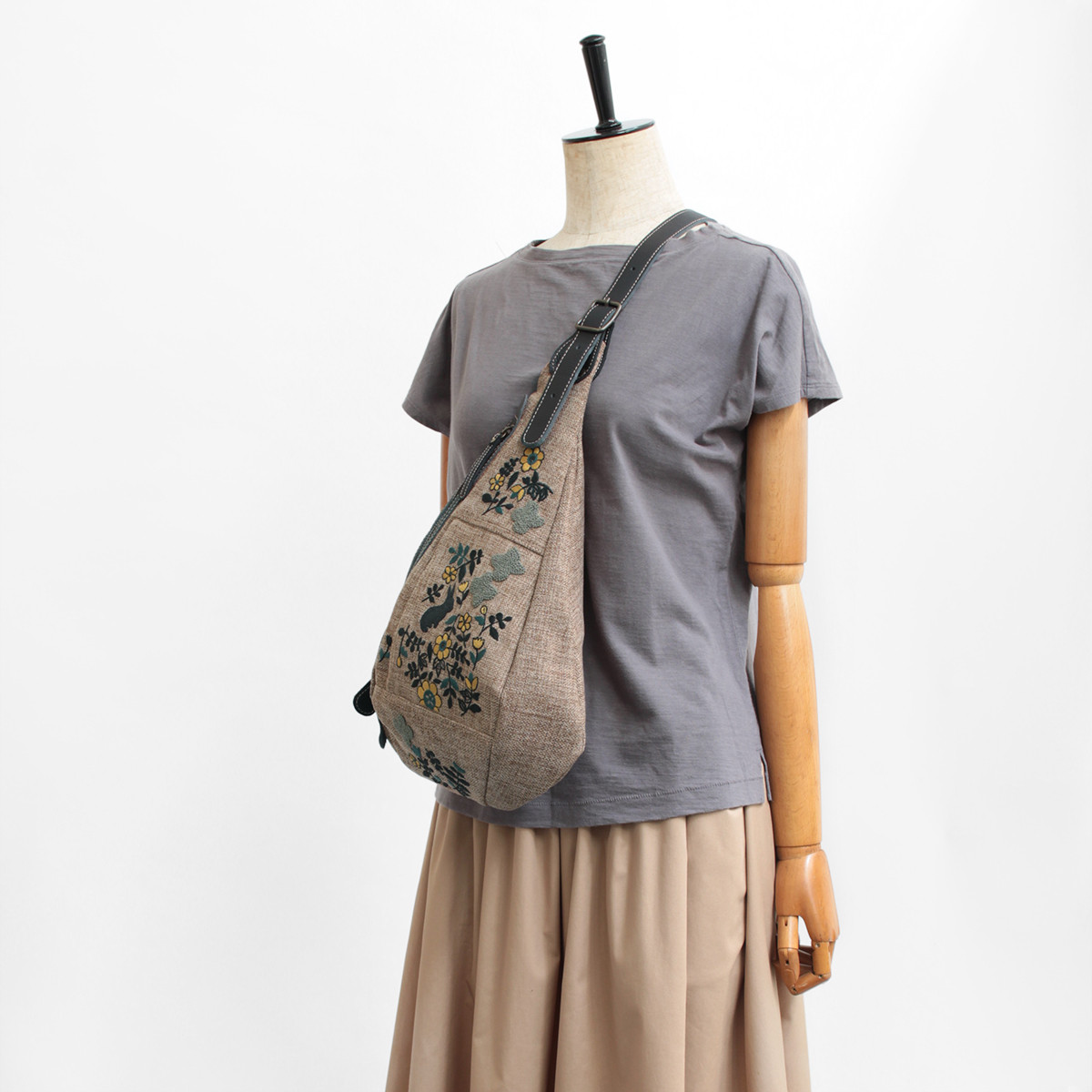 うさぎガーデン刺繍・ボディーバッグ