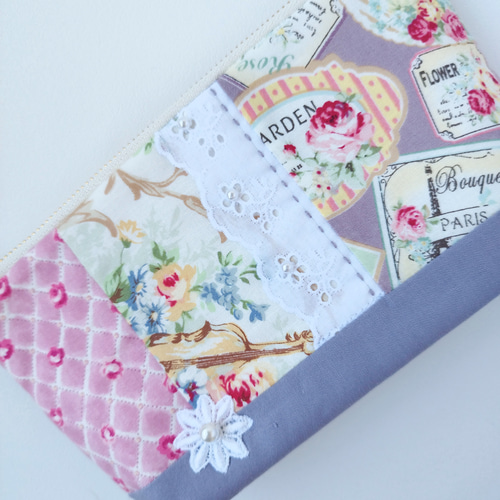 ○パッチワーク おしゃれな英字＊バラ ピンクと紫のポーチ○ ポーチ こ