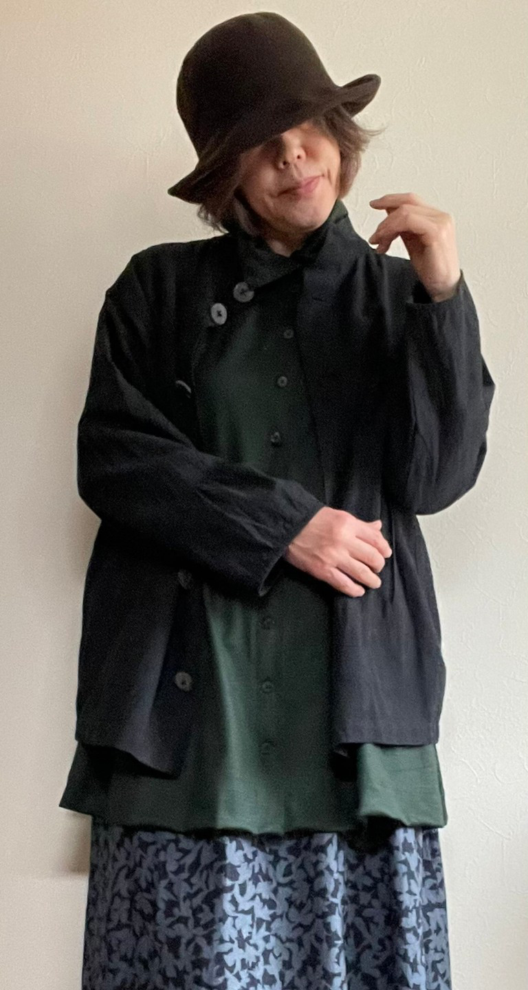 袖口ギャザーのソフトなハイネックジャケット