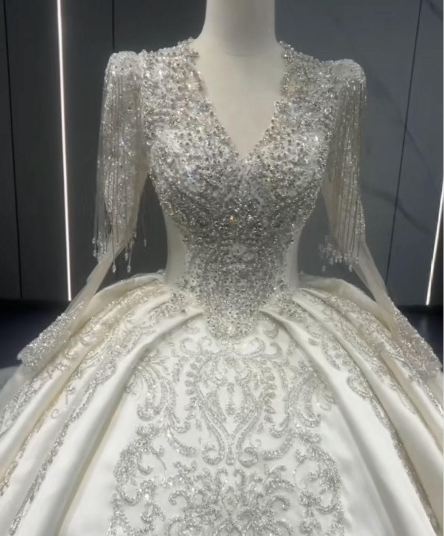 王道派女王派vネック　ストーン付き　長袖秋婚冬婚2026 高級サテン　背中見せ　サイズオーダー可能　大人気ドレス　前撮り