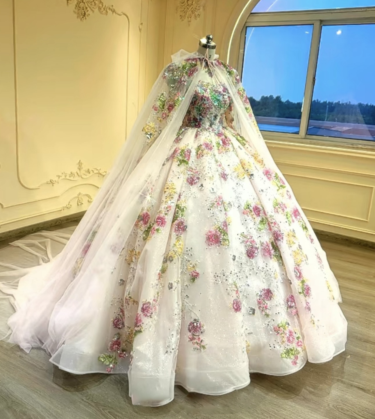 新作見逃さない　カラフル刺繍　カラードレス　憧れのドレス　プリンセスライン　長袖シースル　編みあげ背中空き　ブライダル