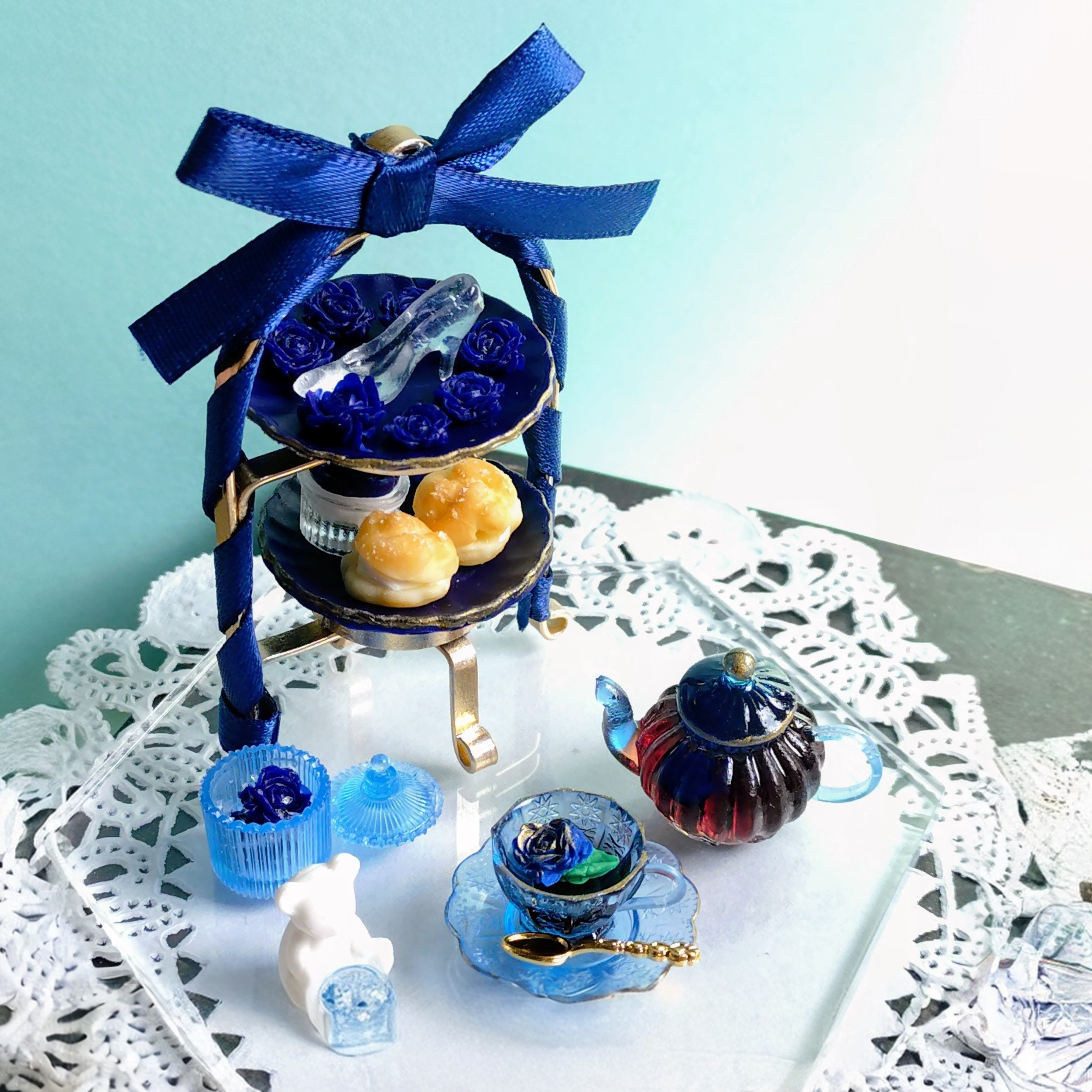 ミニチュア　アフタヌーンティー　ケーキスタンド　シンデレラ　青　薔薇　ティーポット　ティーカップ　レジン　ドールハウス