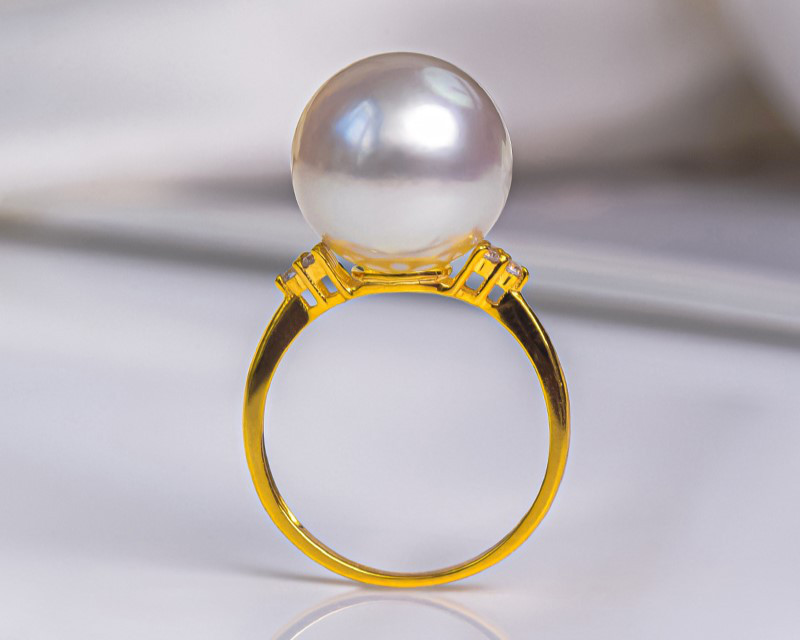 18金ゴールドを使用した、ルミナ10～12mm天然海水真珠リング。完璧なラウンドシェイプで、コンパクトながらもスタイリッシュ。ど