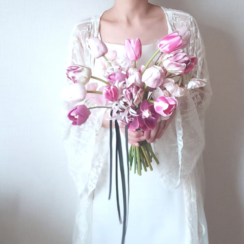 青みピンクのチューリップブーケ ウェディングブーケ アーティ
