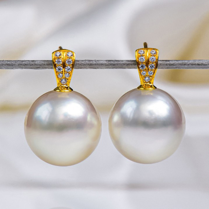 ルミナ9～12mm天然ホワイト南洋真珠イヤリング（18Kゴールド）。完璧なラウンドシェイプと明るい輝きが特徴のクラシックなスタッ