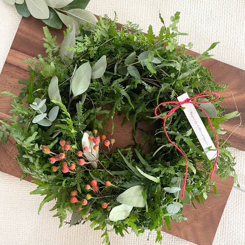 野ばらの実を添えたカニクサのリース（30cm） リース cutemio 通販