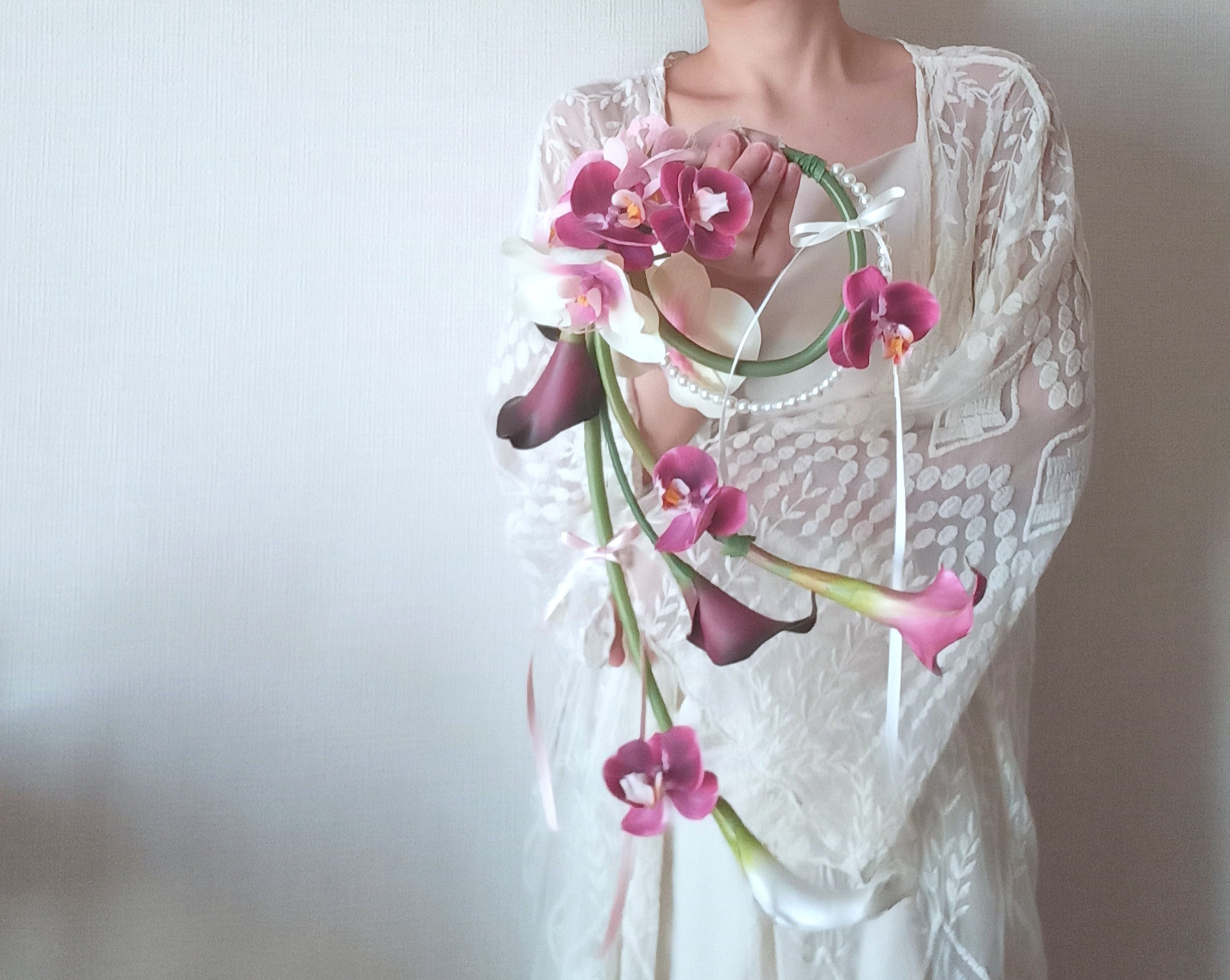 【さらりと持てる♡】カラーと胡蝶蘭のフープブーケ　ウェディングブーケ　造花　アーティフィシャルフラワーブーケ　ピンク