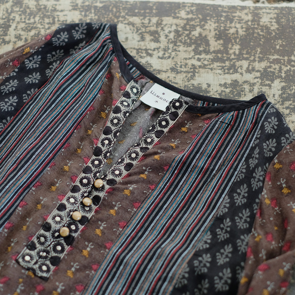 ミステリアスに煌めく♪オリエンタルパッチワークブラウス（25w-07）ブラウン 15枚目の画像