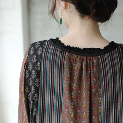 ミステリアスに煌めく♪オリエンタルパッチワークブラウス（25w-07）ブラウン 14枚目の画像