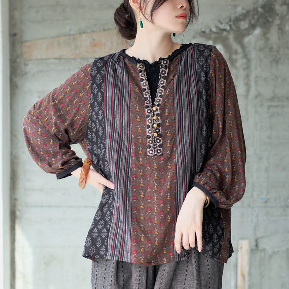 ミステリアスに煌めく♪オリエンタルパッチワークブラウス（25w-07）ブラウン 1枚目の画像