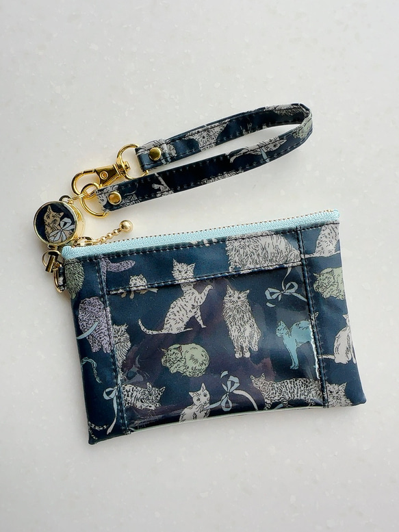 リバティ2025AW「コー・アンド・エイト」（ネイビー地）パスケース＆リールストラップ☆ラミネート☆PVC 1枚目の画像