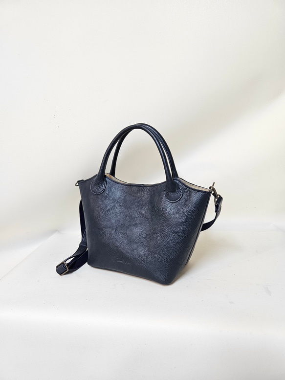 新作日本製　持ち手を丸くし上品にまた可愛く　お出かけに最適なサイズ感の本革 トートバッグ Marle=マール 6枚目の画像