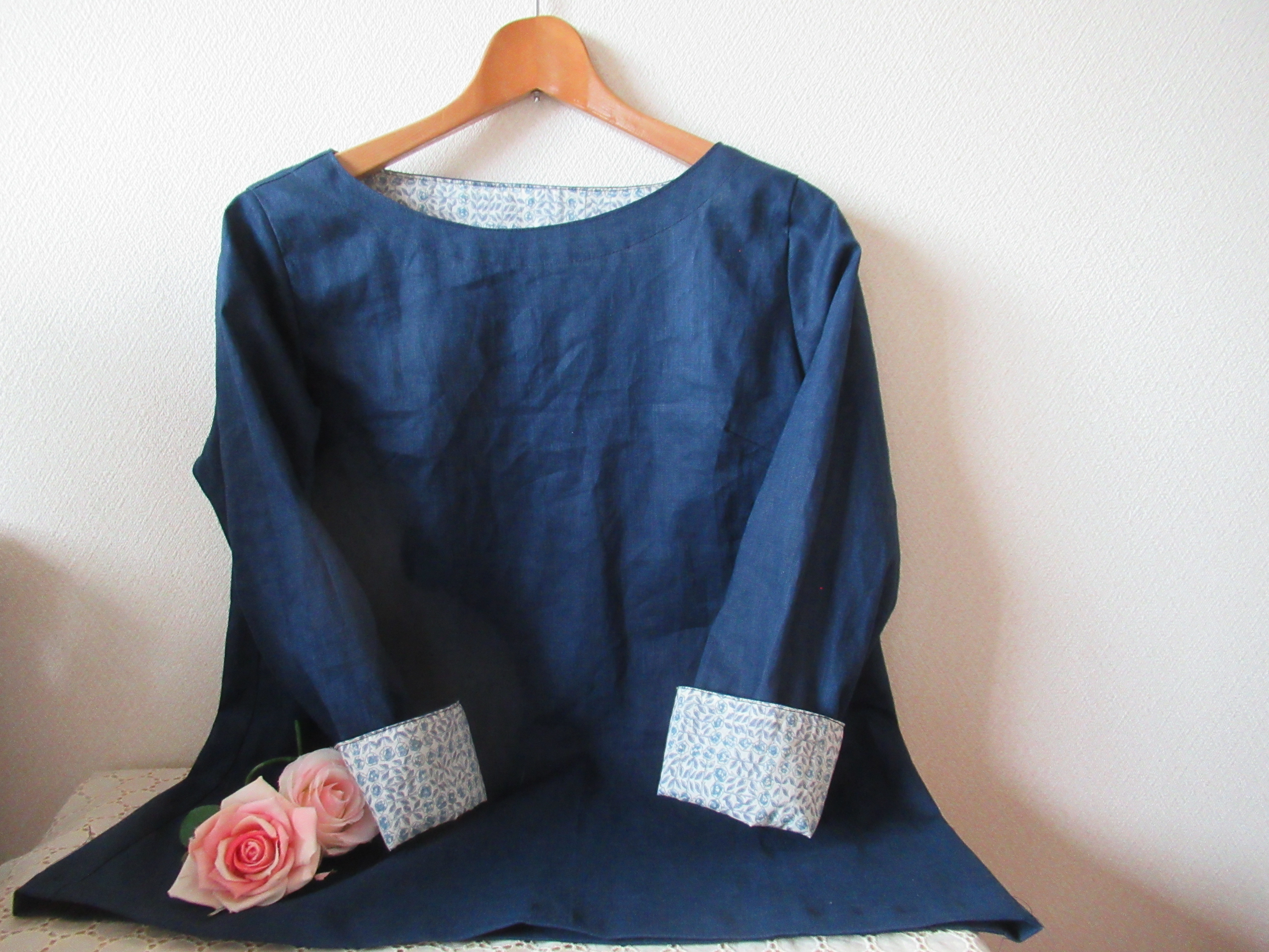 ８６リネン❛デニムブルー❜&タナローン❛スリーピングローズ❜でボートネックブラウスM～Lサイズ♪