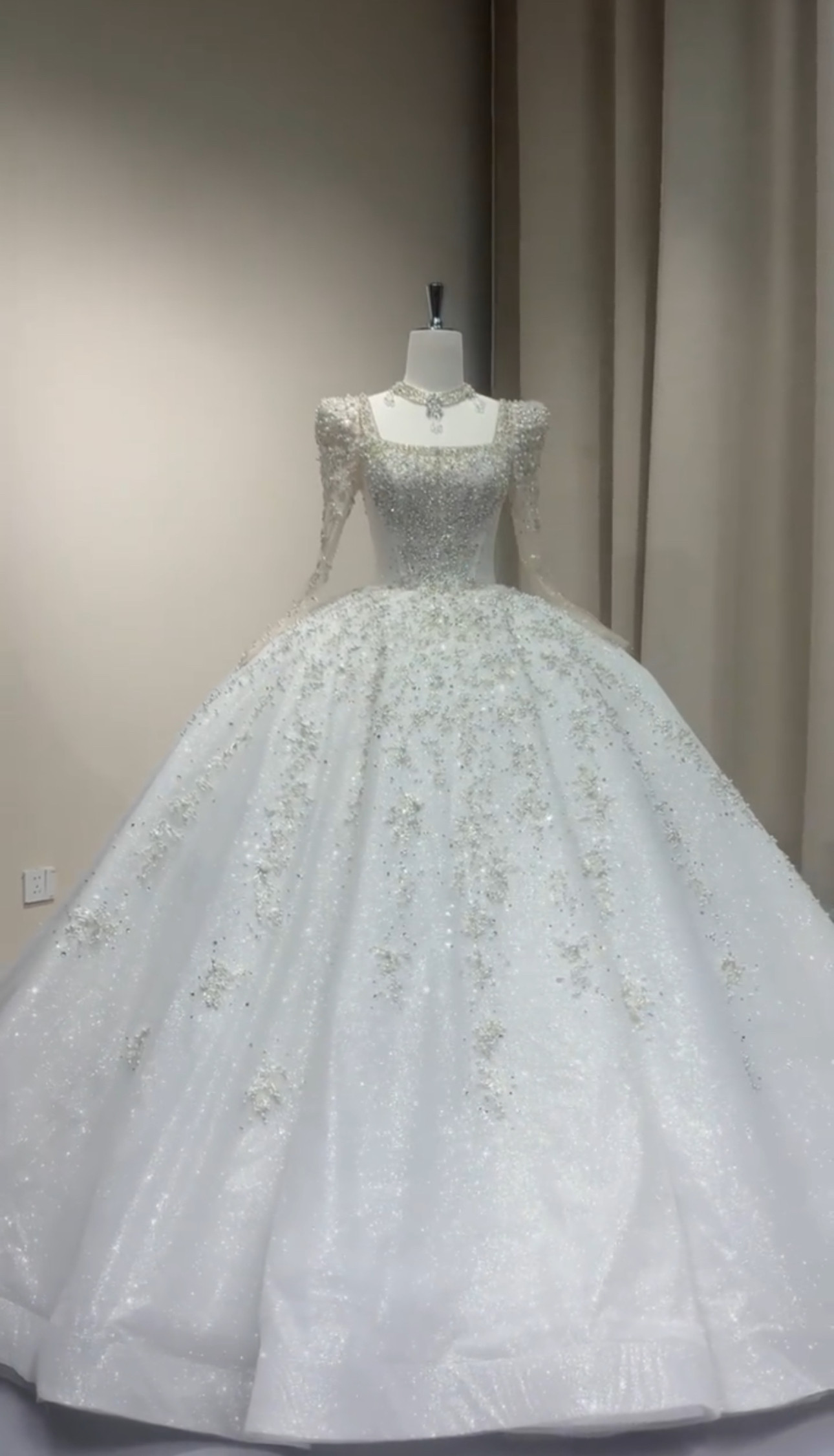 シンプルなウェディングドレス　スクエアネック　背中見せ　シースルー袖　編み上げ　華やかなトレーン　高品質　結婚式前撮り