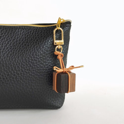 寄木と革紐で作ったギフトボックスのファスナーチャーム /  バッグチャーム 《type C》 2枚目の画像