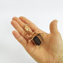 寄木と革紐で作ったギフトボックスのファスナーチャーム /  バッグチャーム 《type C》 5枚目の画像