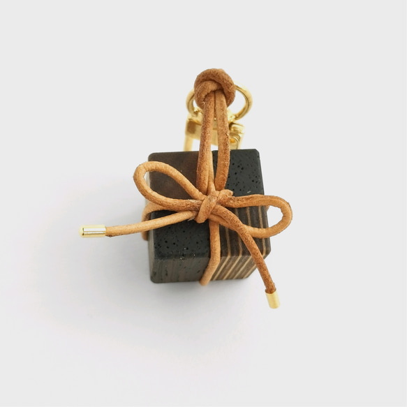 寄木と革紐で作ったギフトボックスのファスナーチャーム /  バッグチャーム 《type C》 7枚目の画像