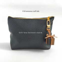 寄木と革紐で作ったギフトボックスのファスナーチャーム /  バッグチャーム 《type C》 1枚目の画像