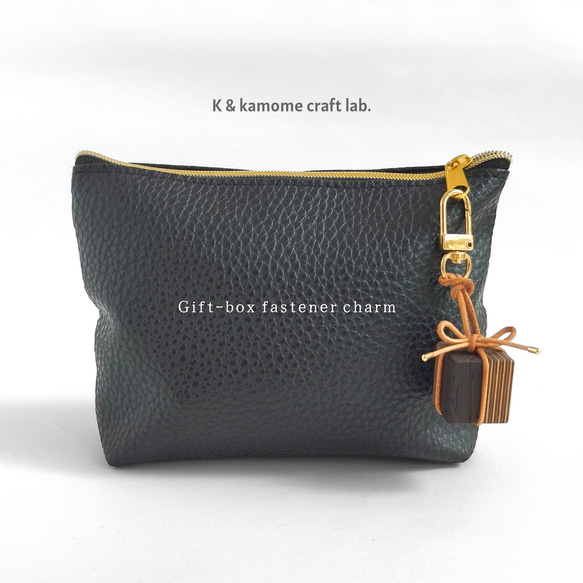 寄木と革紐で作ったギフトボックスのファスナーチャーム /  バッグチャーム 《type C》 1枚目の画像