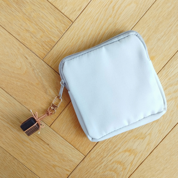 寄木と革紐で作ったギフトボックスのファスナーチャーム /  バッグチャーム 《type C》 9枚目の画像