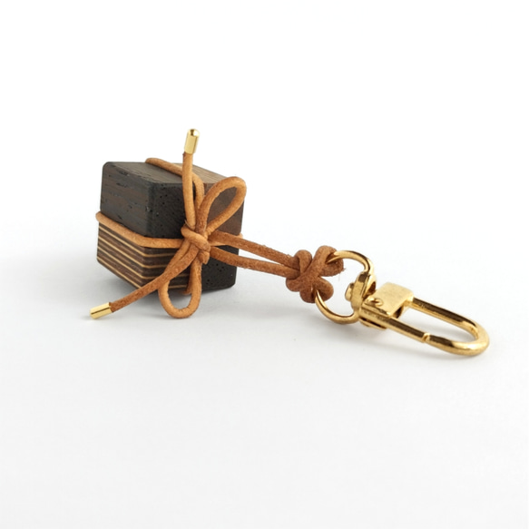 寄木と革紐で作ったギフトボックスのファスナーチャーム /  バッグチャーム 《type C》 6枚目の画像