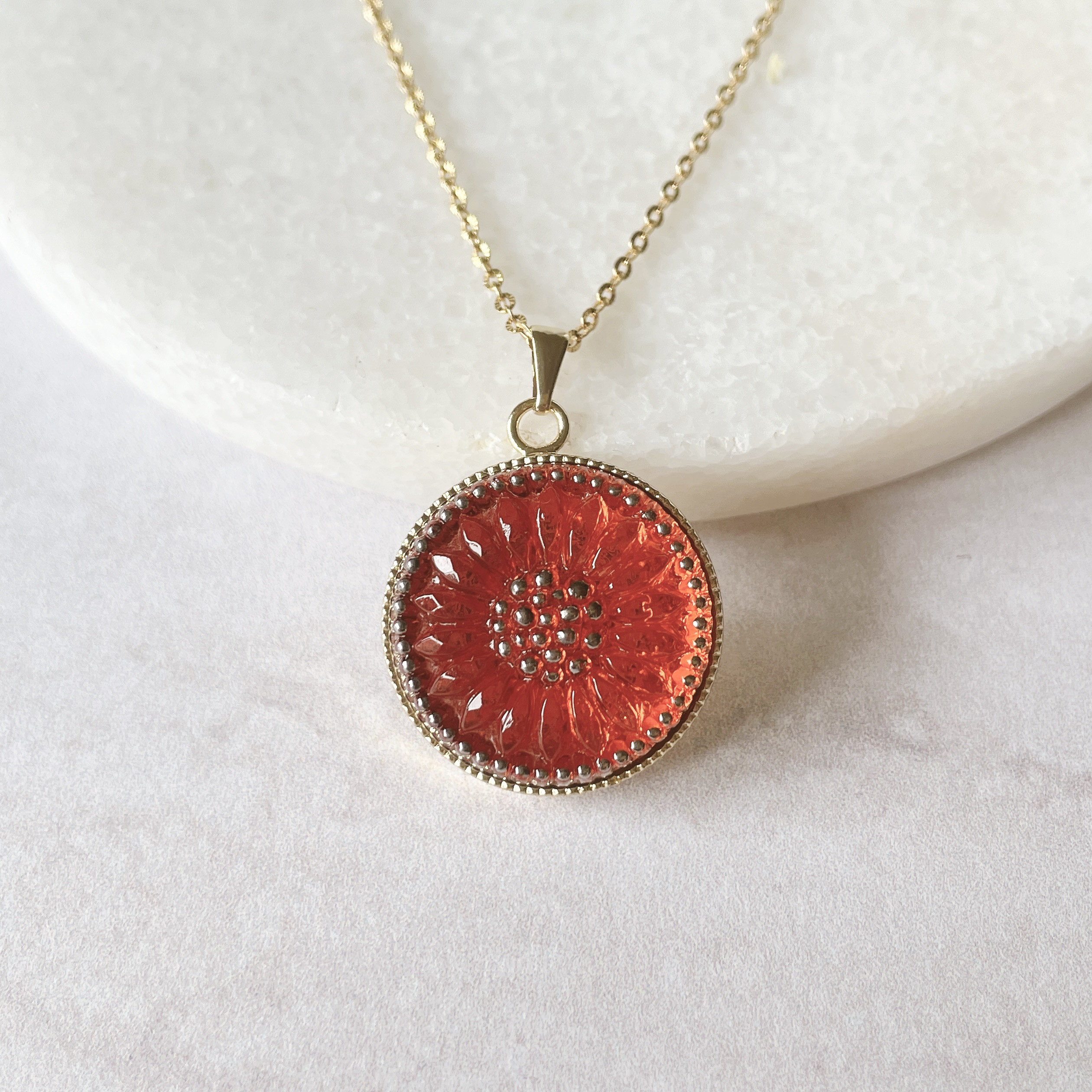 チェコガラスボタンネックレス／秋の夕暮れオレンジ｜大人の差し色ジュエリー