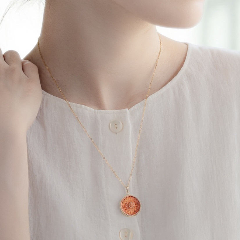 チェコガラスボタンネックレス／秋の夕暮れオレンジ｜大人の差し色ジュエリー